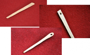 Tre bilder av nålen; en trästicka, samma sticka med hål och så en färdig nål